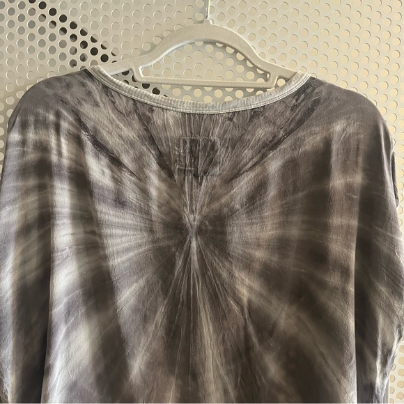 Chaser Scoop Neck Long Sleeve Tie Dye Oversized Top Size Medium Grey and White - Picture 8 of 10